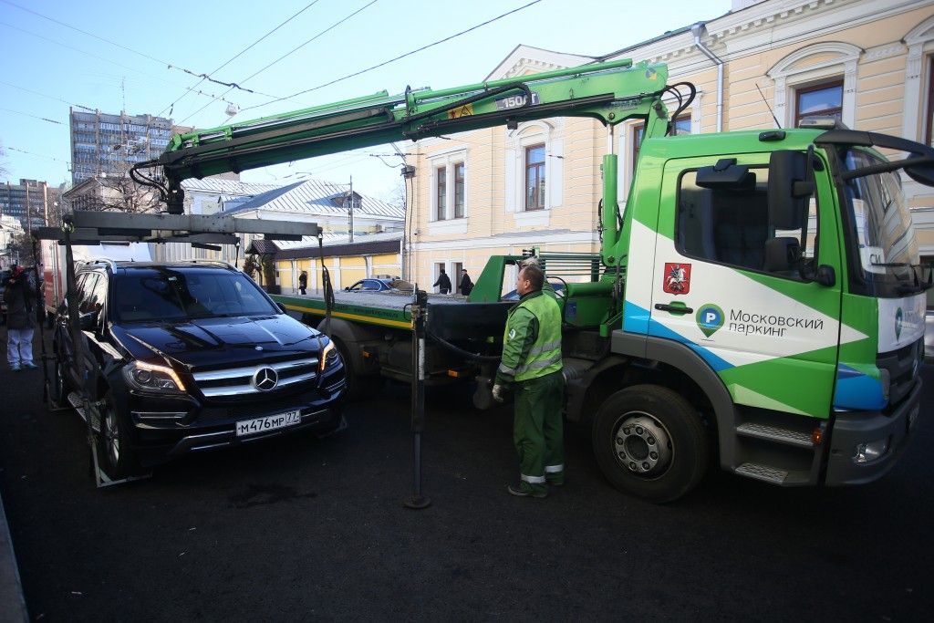 Эвакуация непрвильно припаркованного автомобиля