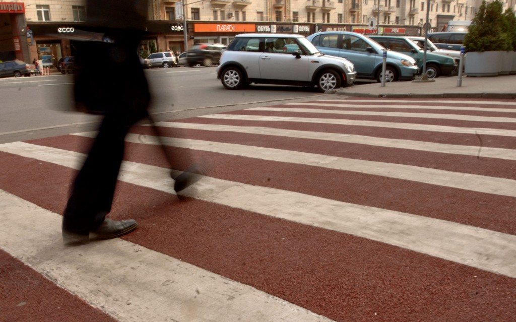ITAR-TASS 25: MOSCOW, RUSSIA. OCTOBER 2. Red and white zebra crossing is pictured near the Moscow Mayor's Office. (Photo ITAR-TASS / Grigory Sysoyev) 33. Ðîññèÿ. Ìîñêâà. 2 îêòÿáðÿ. Êðàñíî-áåëûé ïåøåõîäíûé ïåðåõîä ó ìýðèè. Ôîòî ÈÒÀÐ-ÒÀÑÑ/ Ãðèãîðèé Ñûñîåâ