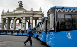 13 ноября 2015 Мэр Москвы Сергей Собянин осмотрел новые автобусы ГУП "Мосгортранс" на ВДНХ