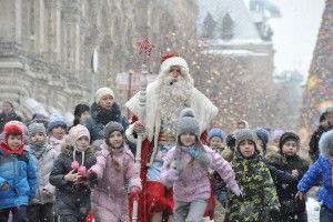 Снегопад в Москве. Дети фотографируются с Дедом Морозом на главной площади столицы