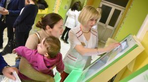 Пациенты московских поликлиник воспользовались электронными картами