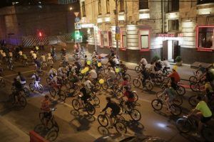  Примерно 10 тысяч велосипедистов приняли участие в ночном параде
