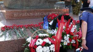 Москвичи возложили цветы к памятнику «Воинам-десятникам»  Фото: соцсети