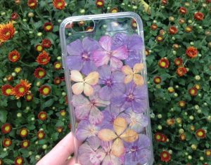 Москвичей научат делать чехлы для телефонов с цветами в «Аптекарском огороде»