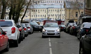 Контроль за соблюдением правил парковки будет ужесточен возле образовательных учреждений 1 сентября. Фото: "Вечерняя Москва".