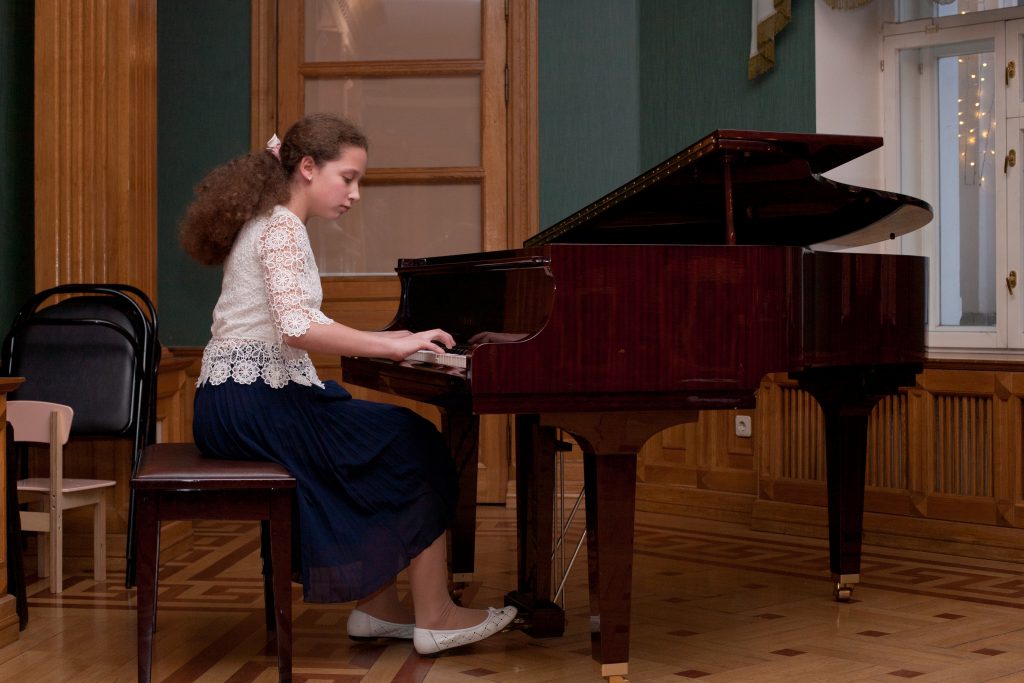 Исполняет 18. Венявский мазурка деревенский музыкант. Петербургский оркестр под управлением стадлера. Исполняет 18. Шопен большой блестящий полонез.