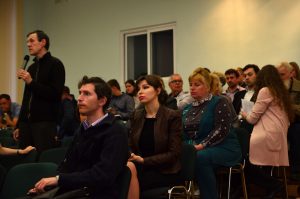 Жители Мещанского района задают свои вопросы. Фото: Михаил Юрчик. Управа Мещанского района