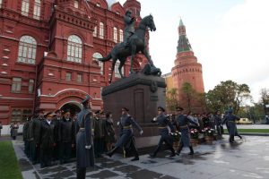 Сотрудники Центрального музея Вооруженных Сил почтили память Маршала Жукова. Фото: "Вечерняя Москва"