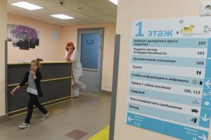 С сегодняшнего дня поликлиники Москвы выдают медсправки в школу без выходных. Фото: "Вечерняя Москва"