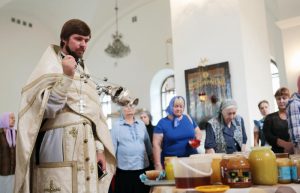 Урожай меда освятили в Богородице-Рождественском монастыре. Фото: "Вечерняя Москва"