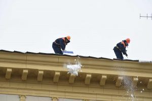 Собственников нежилых помещений уведомили о необходимости очищать кровли зданий. Фото: архив, «Вечерняя Москва»