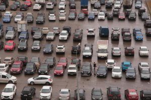 Более 2 тысяч машино-мест в паркингах ЦАО будут выставлены на торги. Фото: архив, "Вечерняя Москва"