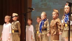 Ученики школы №2107 исполняют песню «Катюша». Фото: пресс-служба школы №2107