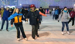 Катки в Новый год будут патрулировать спасатели на коньках. Фото: mos.ru