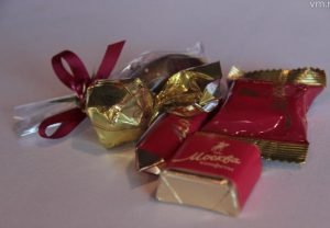 Это будет шоколадная конфета с начинкой из суфле и мягкой карамели. Ее упаковка изготовлена в красном цвете с золотистой надписью «Москва». Фото: архив, «Вечерняя Москва»