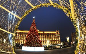 В центре Лубянской площади установили елку, вес которой 28 тонн. Фото: mos.ru