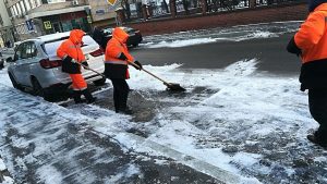 Коммунальные службы Мещанского района расчищают дворы от снега. Фото: пресс-служба управы