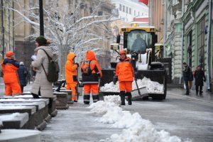 Шесть самосвалов и три подметально-уборочные машины уберут снег с улиц Мещанского района. Фото: пресс-служба управы