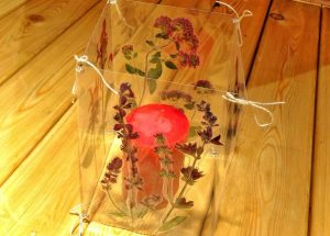 Посетителей научат созданию оригинальных абажуров для свечей и светильников с натуральными розами, флоксами, гортензиями, хризантемами, анютиными глазками, папоротниками и другими растениями. Фото: пресс-служба учреждения