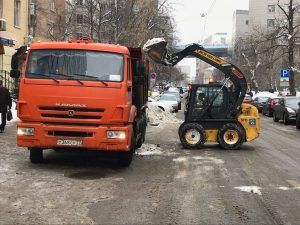 Более четырех тысяч кубометров снега вывезли за сутки с территории района. Фото: пресс-служба управы Мещанского района 