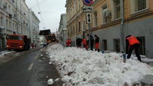 Более восьми тысяч кубометров снега было вывезено с территории района за выходные дни. Фото: личная страница в соцсети «Facebook» главы управы Мещанского района Дмитрия Башарова