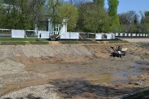 Дно пруда в Екатерининском парке начали покрывать песком и щебнем. Фото с личной страницы Дмитрия Башарова в Facebook