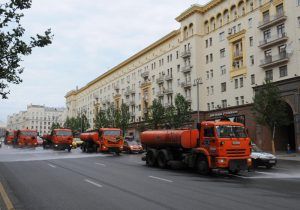 Масштабный полив газонов стартовал в Мещанском районе. Фото: Александр Кожохин, «Вечерняя Москва»