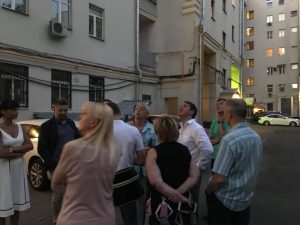 Глава управы провел четыре встречи с населением во дворах. Фото предоставлено управой Мещанского района