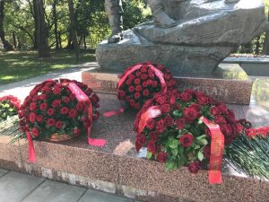 Возложение цветов к Памятнику воинам-десантникам состоялось районе. Фото предоставлено управой Мещанского района