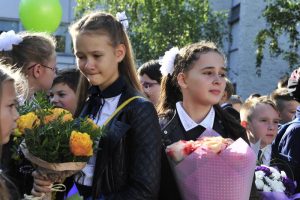 Более 500 человек поприсутствовали на торжественной линейке в школе №2107 . Фото: Пелагия Замятина, «Вечерняя Москва»