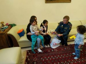 Представитель Министерства по чрезвычайным ситуациям посетил многодетную семью в районе. Фото предоставлено управой Мещанского района