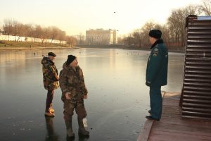 Зимняя рыбалка – опасный вид досуга. Фото: Пресс-служба Управления по ЦАО Главного управления МЧС России по г. Москве