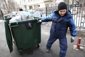 Генеральную уборку города ведут тысячи работников столичного ЖКХ. Фото: архив, «Вечерняя Москва»