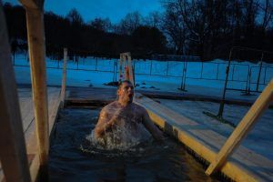 Крещенские купания: горожанам напомнили о подготовке к погружению в воду при морозе. Фото: архив, «Вечерняя Москва»