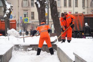 Специалисты «Жилищника» убрали примерно 20 кубических метров снега на Трубной улице. Фото: Павел Волков, «Вечерняя Москва»