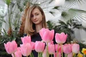 Первые 313 гостей Аптекарского огорода в День защитника Отечества получат по тюльпану. Фото: Пелагия Замятина, «Вечерняя Москва»