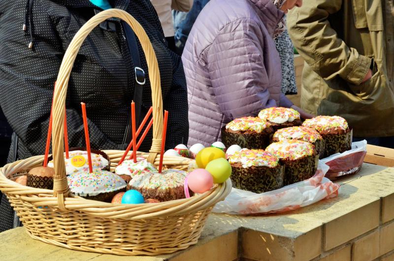 Что люди делают на пасху. Освящение куличей на Пасху в церкви. Пасха храм. Кулич и Пасха Церковь. Освещать куличи и яйца.