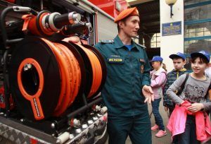 Дети из района посетили пожарно-спасательную часть. Фото: Наталия Нечаева, «Вечерняя Москва»