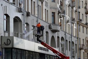 Работники «Жилищника» промоют фасады 331 многоквартирного дома в районе. Фото: Анна Быкова