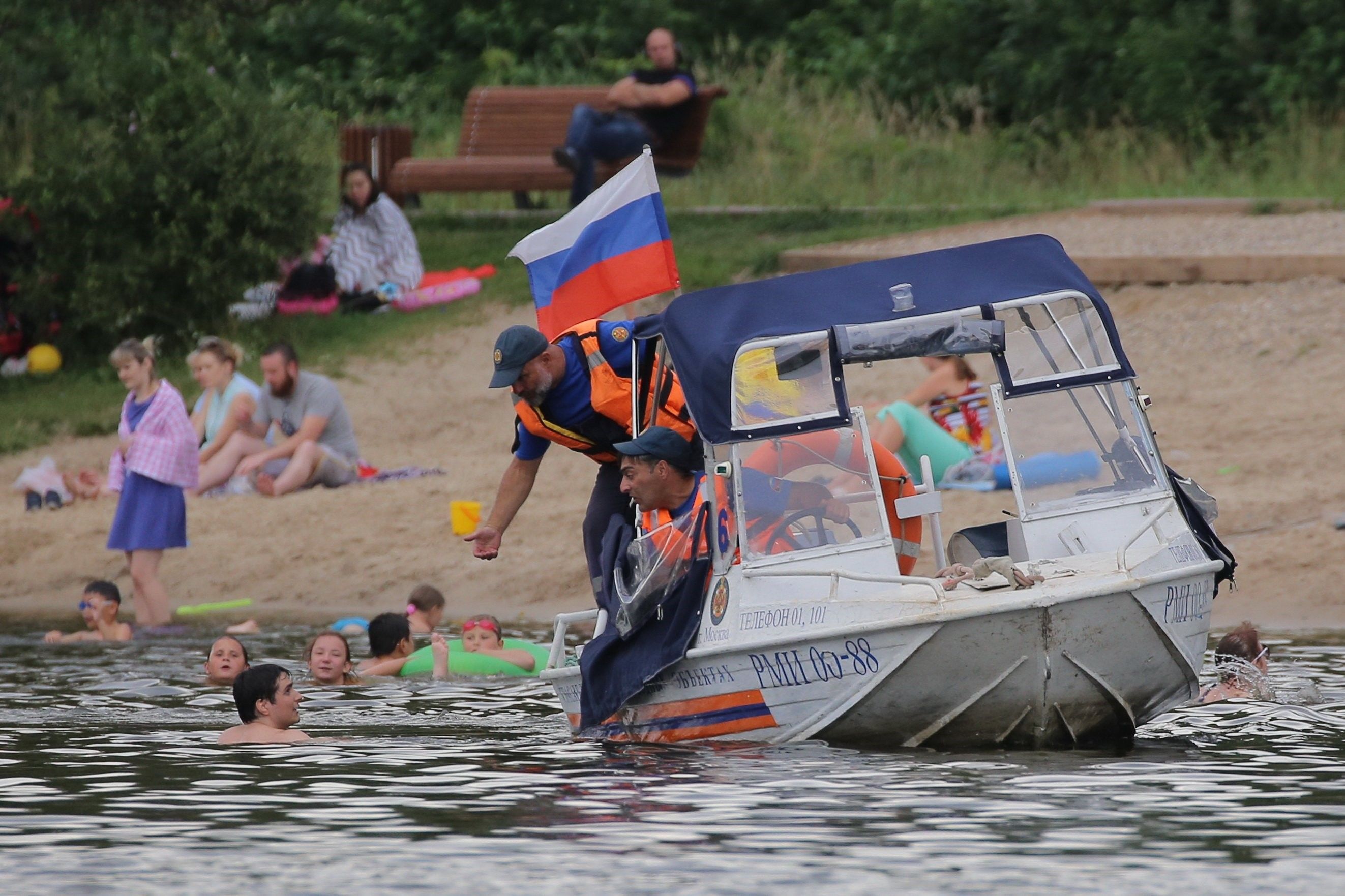 А также на воде. Спасатель МГПСС. Спасатели на воде. Спасатели на воде МЧС.