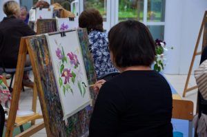 Время рисовать: досуговый центр района организует урок живописи. Фото: Анна Быкова