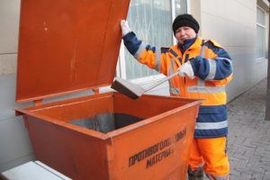 Сотрудники «Жилищника» к зиме подготовили 52 контейнера для хранения реагентов. Фото: Павел Волков, «Вечерняя Москва»