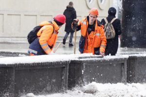 Дворники убрали снег в районе. Фото: Антон Гердо, «Вечерняя Москва»