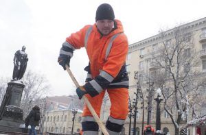 Свыше 280 дворников убрали снег в районе. Фото: архив, «Вечерняя Москва»