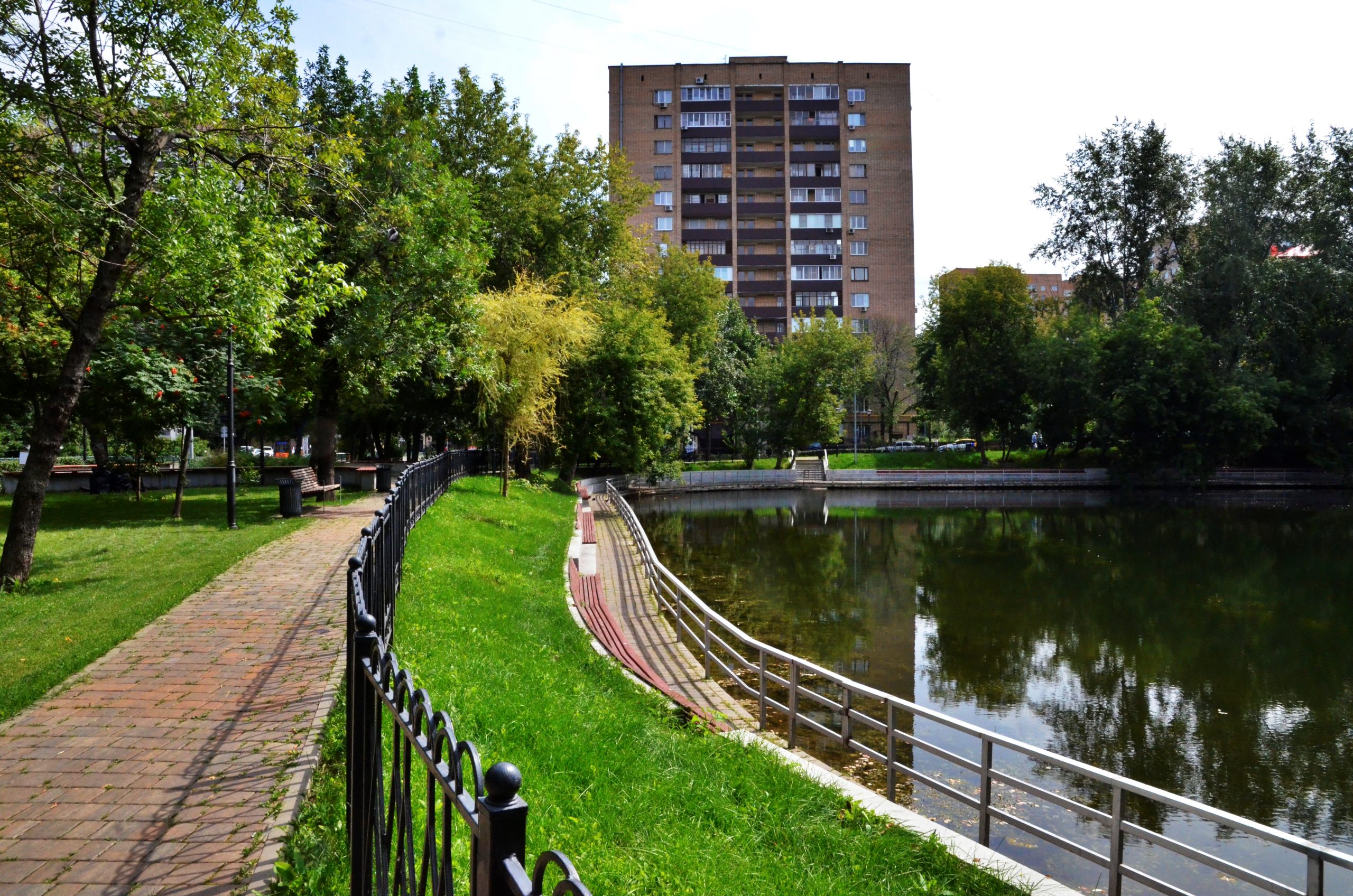 Пруд м. Деревлевский пруд Москва. Городской водоем. Реконструкция пруда. Городские пруды мира.