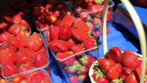 Сезонные ягоды теперь можно купить на площадках в районе. Фото: Светлана Колоскова, «Вечерняя Москва»