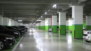 Торговые помещения и подземный паркинг появятся в спорткомплексе «Олимпийский». Парковка со шлагбаумом возобновила работу в районе. Фото: pixabay.com