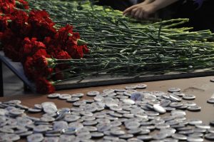 Сотрудники центра соцобслуживания Мещанского возложили цветы к мемориалу и памятнику. Фото: Денис Кондратьев
