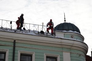 Погибшая на востоке столицы проигнорировала меры безопасности при чистке крыши. Фото: Анна Быкова