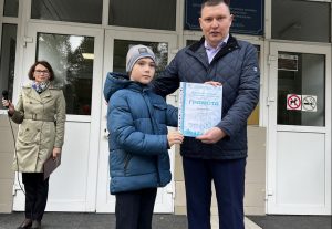 На фото ученик школы №2107 Егор с грамотой. Фото: страница школа №2107 в соцчетях